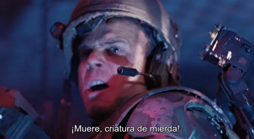 Bill Paxton como Cabo Hudson diciendo "¡muere, criatura de mierda!" antes de su muerte en Aliens